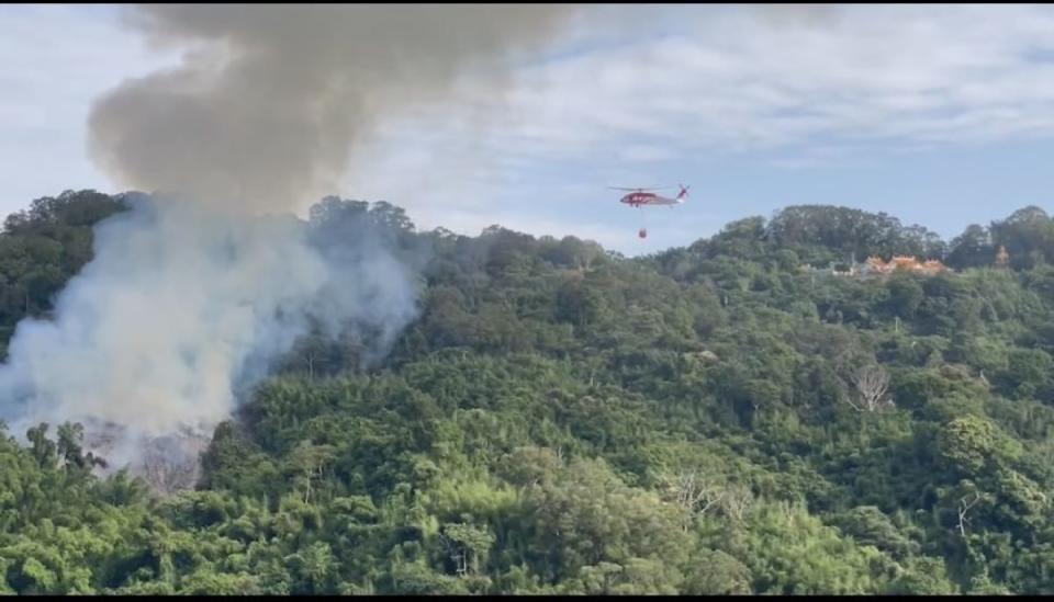 苗大湖鄉新開山區大火，現場救援不易還動用直升機協助救火。（圖：消防局提供）
