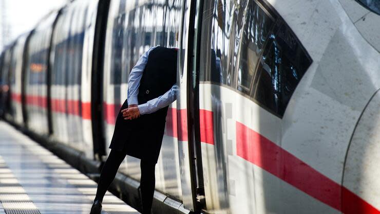 Auch der Mehrwertsteuersatz auf Bahnfahrten könnte bald sinken. Foto: dpa