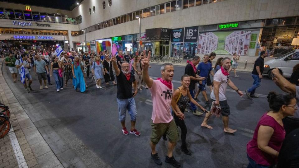 Israelíes celebrando la salida de Netanyahu.