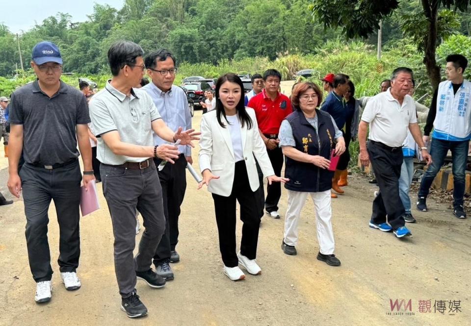 古坑鄉永光村於池畔農路是當地社區居民平時出入的重要道路，卻因年久失修而導致路面嚴重破損、崎嶇不平，甚至已經有路邊擋土牆崩塌等狀況，影響到居民進出行車安全。張嘉郡今日上午辦理會勘，成功爭取到農業部水保署全額補助1700萬元改善經費，全長約2.9公里，要求盡快改善完成，給鄉親一條安全回家的道路。