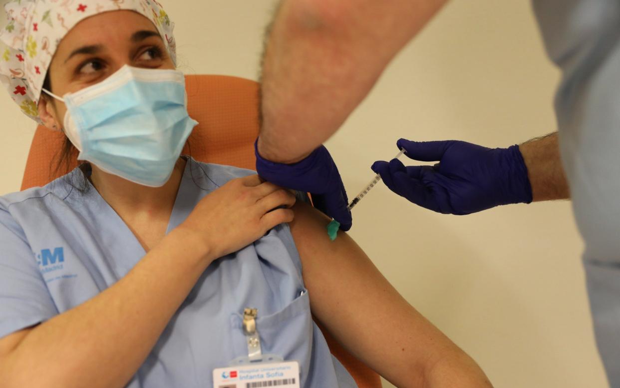 A healthcare worker is vaccinated in Madrid - Europa Press News 