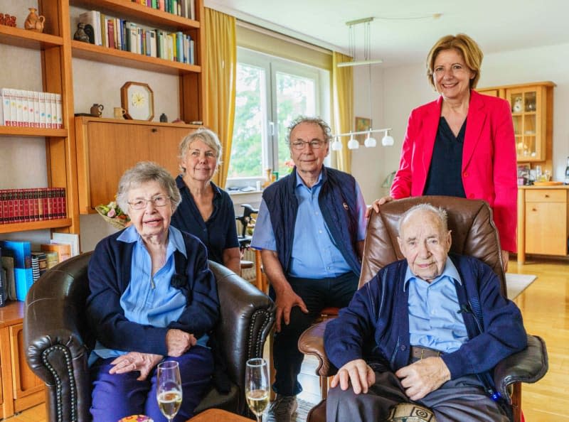 The 98-year-old Ursular and 103-year-old Gottfried Schmelzer celebrate their 80th wedding anniversary in their living room with their (Back, L-R) daughter Ute and son Wolfgang next to Minister President of Rhineland-Palatinate Malu Dreyer. According to the State Chancellery, this makes them the longest married couple in Germany. Andreas Arnold/dpa