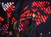 Popular cantante británica Annie Lennox durante su actuación en el cierre de los Juegos Olímpicos de Londres en el Estadio Olímpico el 12 de agosto de 2012. (AFP | gabriel bouys)