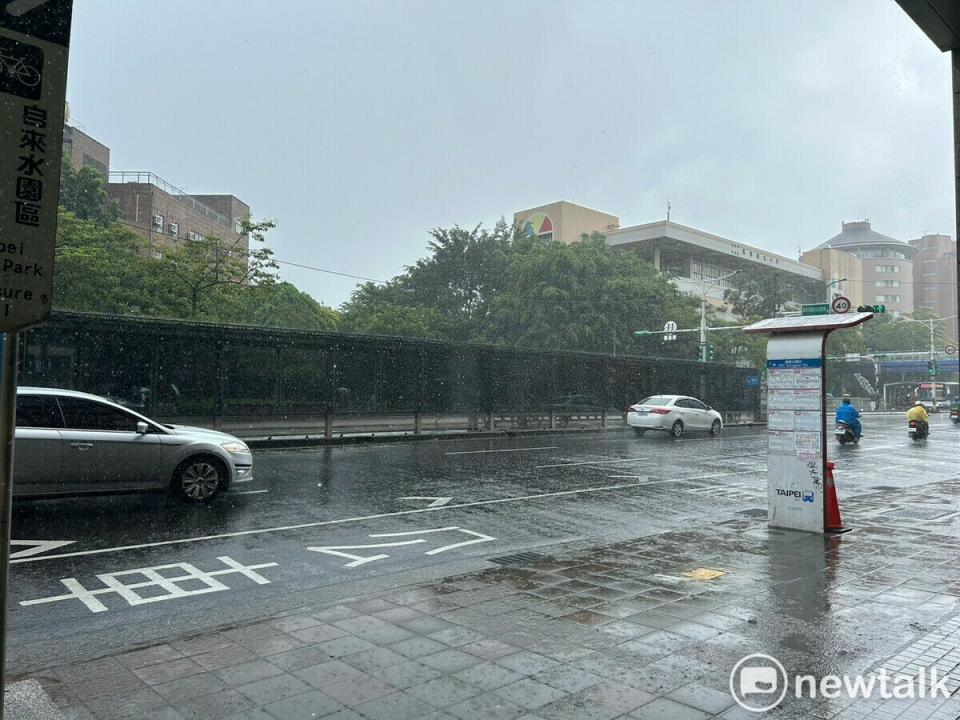 經濟部水利署今日下午1時40分發布最新淹水警戒通報，台北市、新北市及桃園市共7個地區面臨淹水威脅。   圖：林岑韋／攝