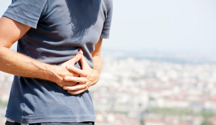 El rugir de tripas no siempre se debe a que tengas el estómago vacío, puede ser síntoma de una obstrucción intestinal. (Foto: Getty)