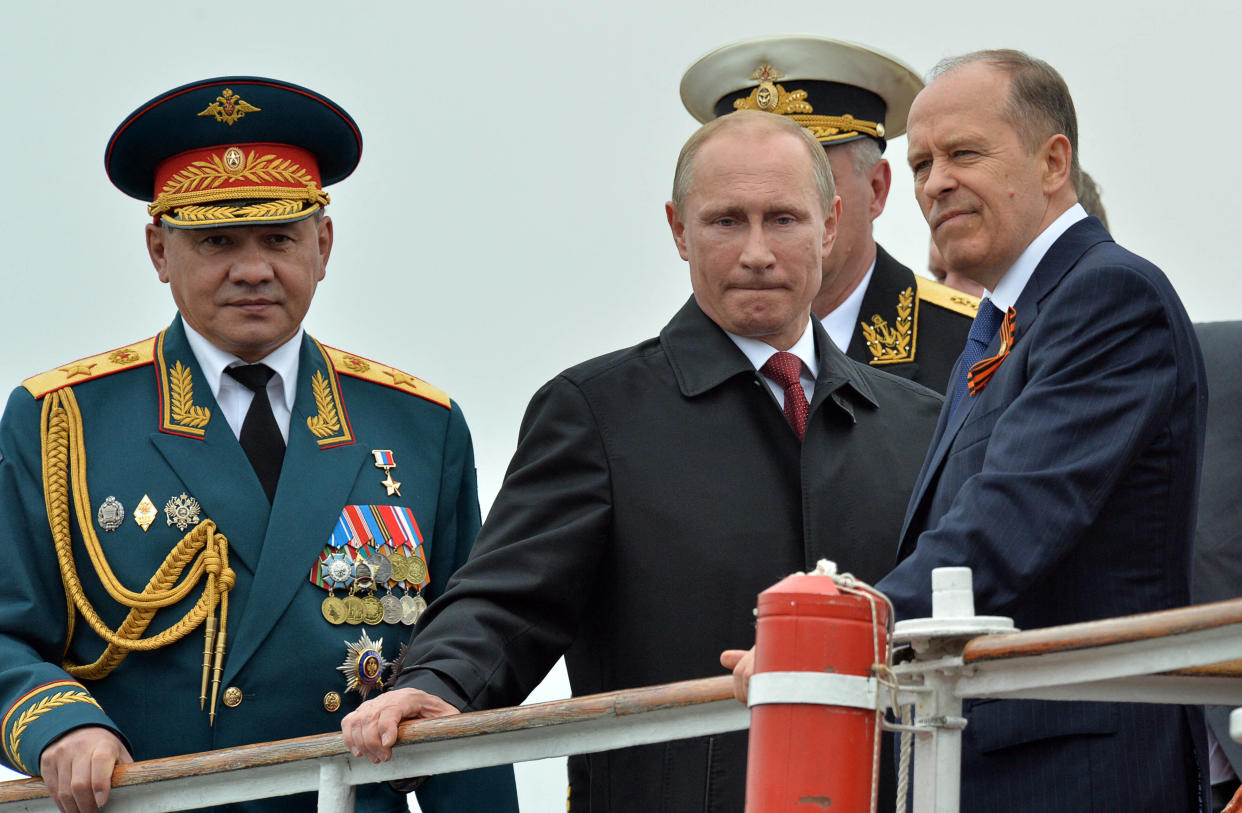 Le patron du FSB Alexandre Bortnikov (à droite) et le président russe Vladimir Poutine (à gauche) à Sébastopol le 9 mai 2014.