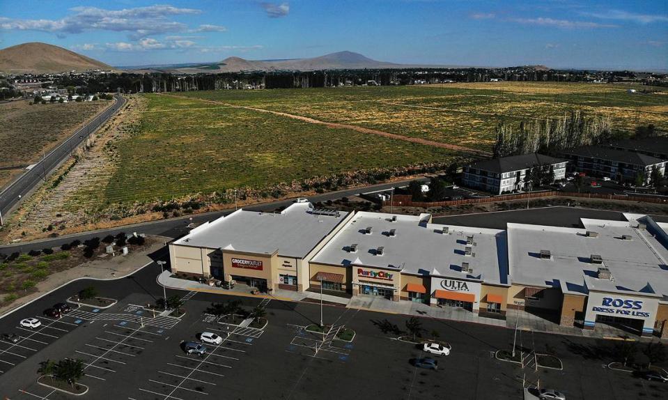 Costco Wholesale, the Issaquah-based warehouse club, wants to lease 28 acres at the northwest corner of Kennedy Road and Truman Avenue, according to its letter of interest.