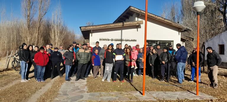 Todo el pueblo de Gailjaina fue a despedir al cartero ante el cierre de la estafeta postal.