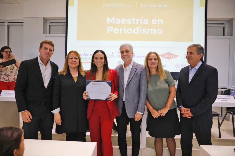 Gastón Roitberg, Graciela Guadalupe, Lucrecia Eterovich (graduada 2022), Héctor Guyot, Karina Galperín y Carlos Reymundo Roberts