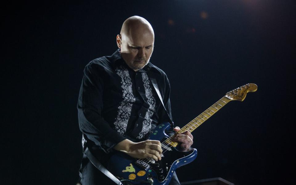 Billy Corgan hat über die Jahre ein paar Pfund zugelegt (er konnte es auch vertragen!), aber zum Couch-Kürbis ist er nicht geworden. Zwischen 2000 und 2006 lagen die Pumpkins auf Eis, nach einigen Personalwechseln sind sie inzwischen aber wieder voll da (aktuelles Album: "Atum: Act One"). Corgan arbeitete zwischendurch auch an einigen Nebenprojekten und gründete seine eigene Wrestling-Liga. (Bild: Victor Moriyama/Getty Images)