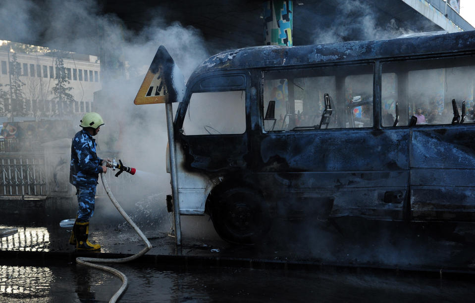 Löscharbeiten nach dem Anschlag (Bild: AFP PHOTO / HO / SANA)