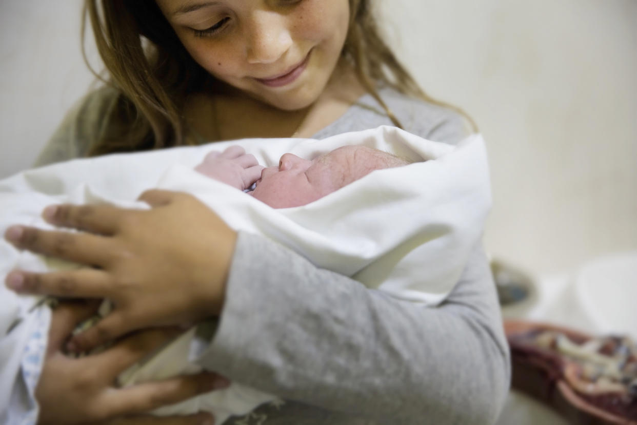 Would you let your child be present at their sibling’s birth? [Photo: Getty]