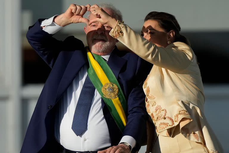 El presidente Luiz Inácio Lula da Silva, a la izquierda, y su esposa Rosangela Silva forman un corazón con las manos después de que él prestara juramento como nuevo presidente en el Palacio de Planalto en Brasilia