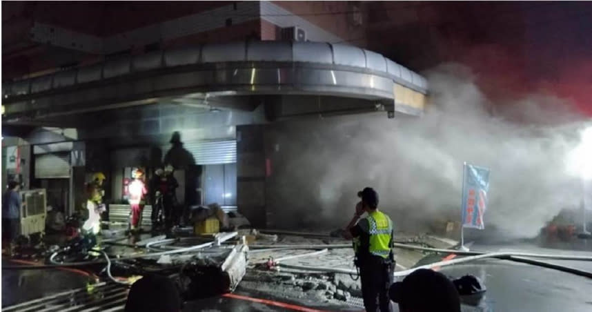 彰化市景宗街一處社區大樓一樓倉庫起火，大量濃煙不斷竄出。（民眾提供／孫英哲彰化傳真）