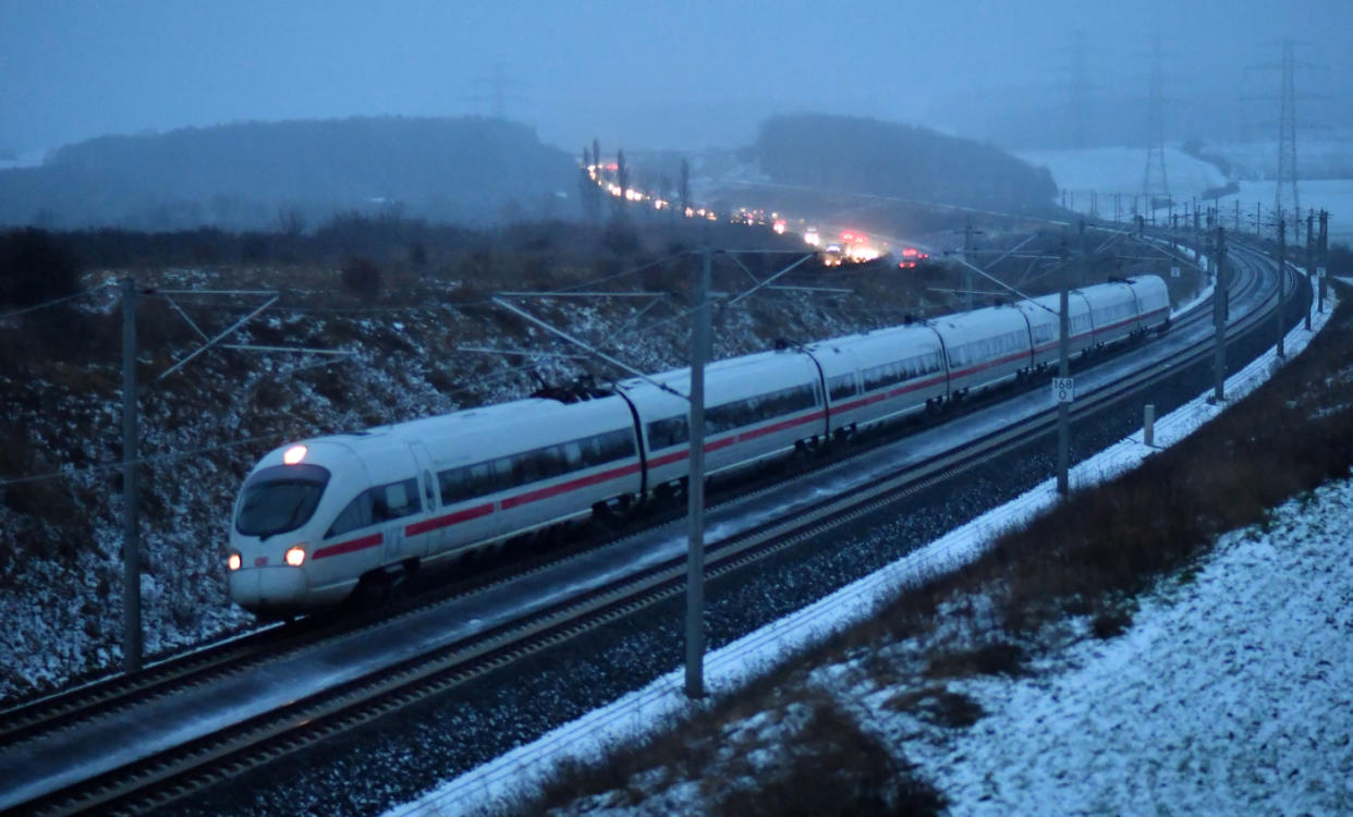 Ein ICE rauschte ohne Halt durch den Bahnhof von Wittenberg. (Symbolbild: Getty Images)