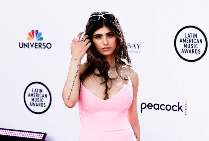Mia Khalifa 2019 - This Woman Went Mega Viral After Her Husband Recognized Mia Khalifa At  Dinner, And He Apologized With A Birkin