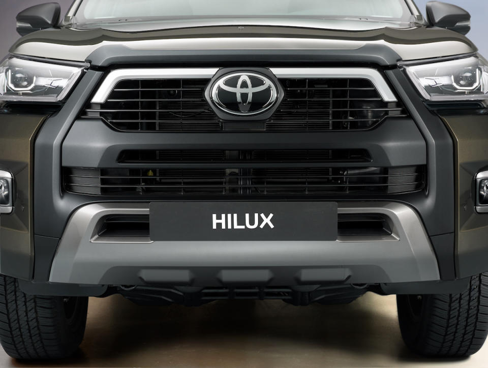 hiluxdetailfrontgrille.jpg