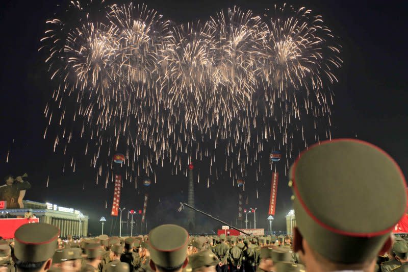 金正恩為慶賀洲際彈道飛彈發射成功，6日在平壤的金日成廣場舉行慶祝大會。（美聯社）