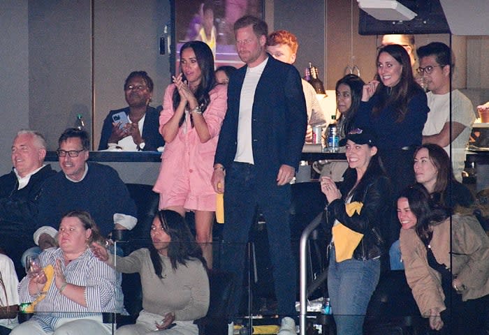 Harry y Meghan en un partido de baloncesto en Los Ángeles