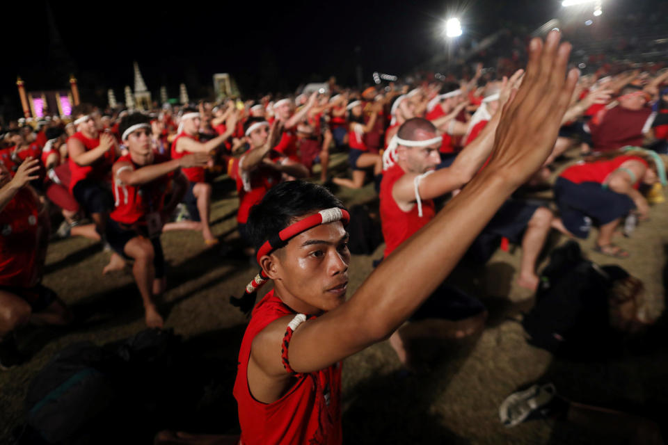 Luchadores ofrecen una ceremonia de respeto a los peleadores de Muay Thai de más edad en la ciudad antigua de Ayutthaya, Tailandia (Foto:REUTERS/Soe Zeya Tun)