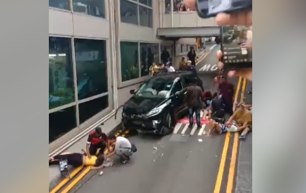 Scene of Lucky Plaza accident on 29 Dec 2019. (Screenshot: Agosto Y Bente Nuwebe/Facebook)