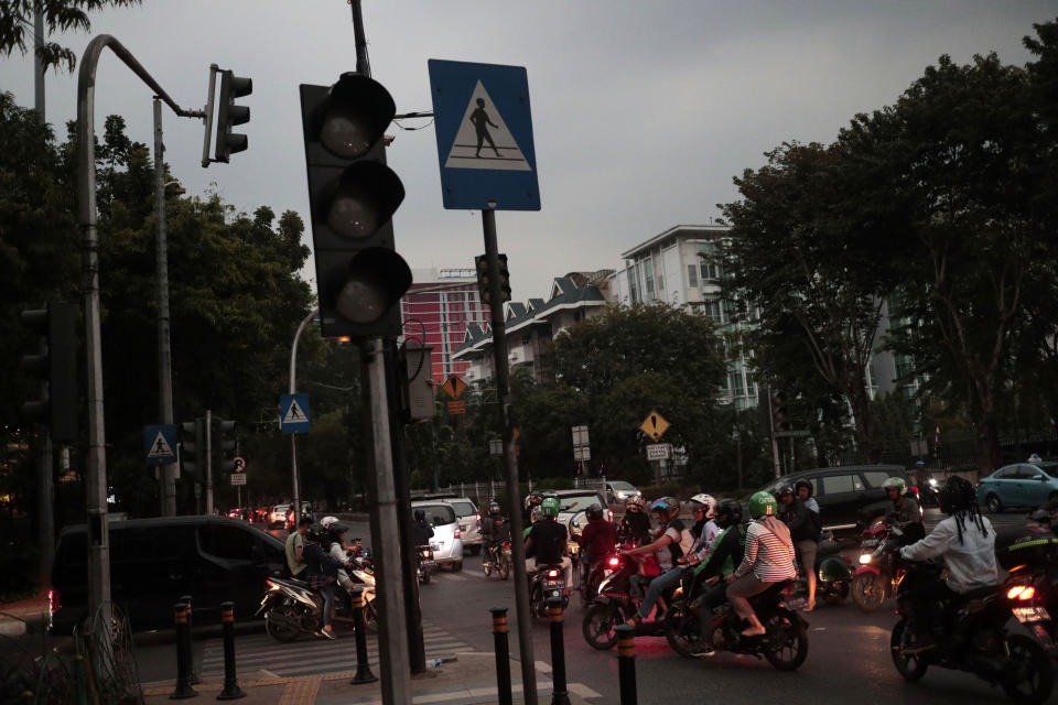 A view of a set of traffic lights during a power outage in Jakarta, Indonesia, Sunday, Aug. 4, 2019. Indonesia's sprawling capital and other parts of Java island have been hit by a massive power outage affecting millions of people. (AP Photo/Dita Alangkara)