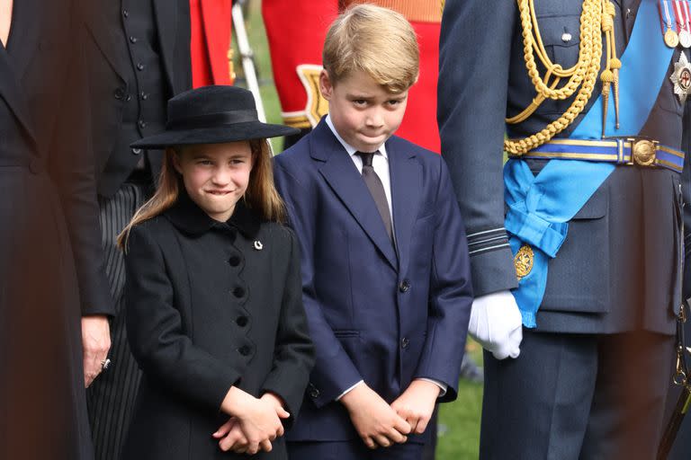 El príncipe George y la princesa Charlotte asisten al funeral de estado y al entierro de la reina Isabel II de Gran Bretaña, en Londres