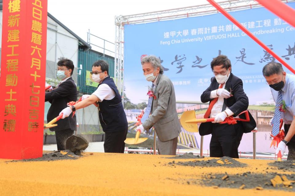 逢甲大學邀請市長盧秀燕出席動土，見證全台第一座在地平面以下的校園「負建築」。（記者徐義雄攝）