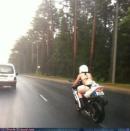 <b>Helmpflicht</b><br><br>Diese Dame weiß genau: Beim Motorrad fahren ist der Helm unerlässlich.