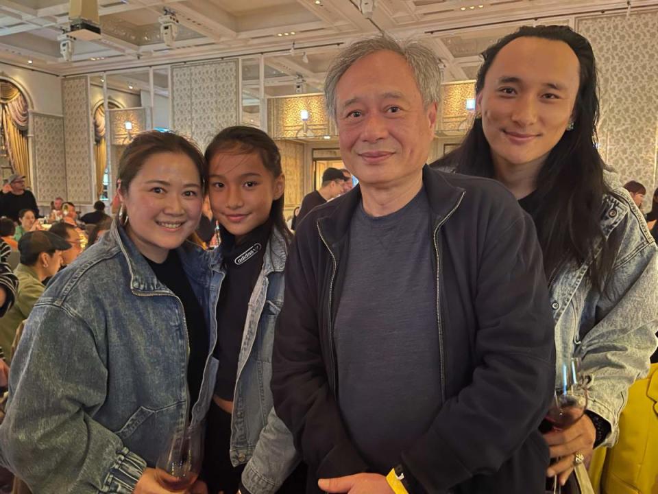 《不丹是教室》導演巴沃邱寧多傑（右1）、妻子賴梵耘（左1）與李安合影。（圖／海鵬提供）