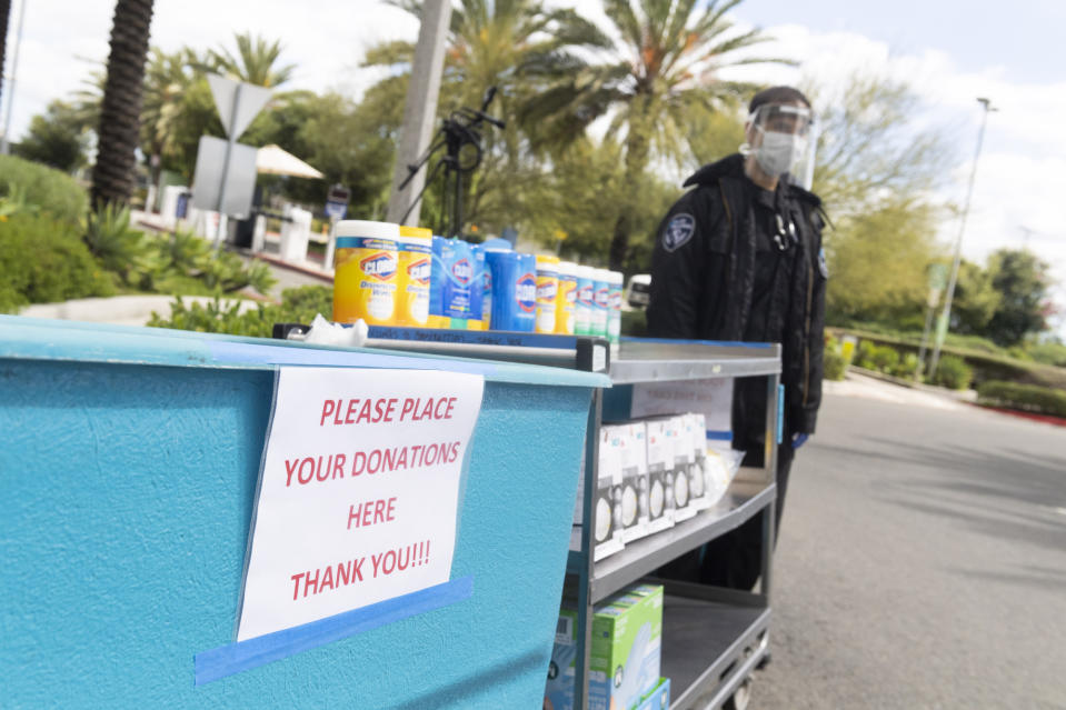 También la solidaridad se extiende hacia hospitales. El Centro Médico St. Jude en Fullerton, California, espera la ayuda de residentes y empresas que pueden donar suministros adicionales de máscaras quirúrgicas y guantes, gafas, protectores faciales y toallitas desinfectantes. (Foto de Paul Bersebach / MediaNews Group / Orange County Registrarse a través de Getty Images)