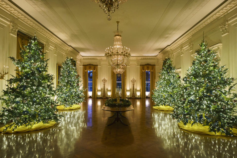 Decoraciones navideñas en el East Room de la Casa Blanca, fotografiadas el pasado 30 de noviembre de 2020. (Photo by Drew Angerer/Getty Images)