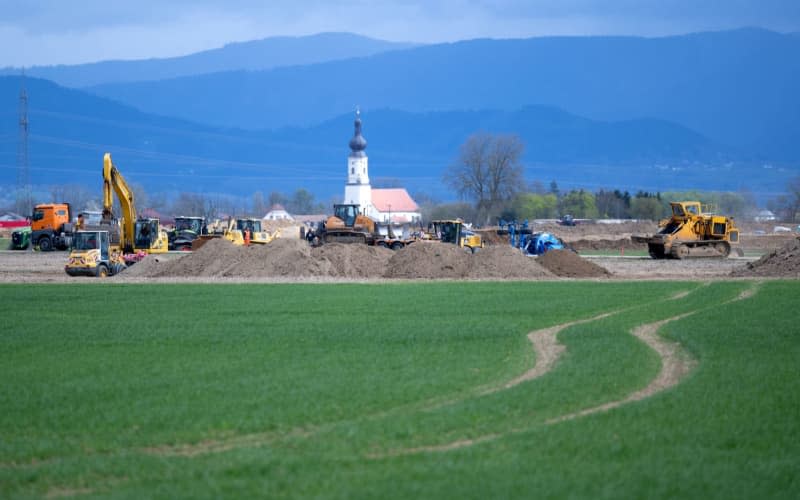 Construction machinery can be seen on a BMW building site. BMW wants to build a plant for the assembly of up to 600,000 high-voltage batteries per year in the municipalities of Irlbach and Strasskirchen. Sven Hoppe/dpa