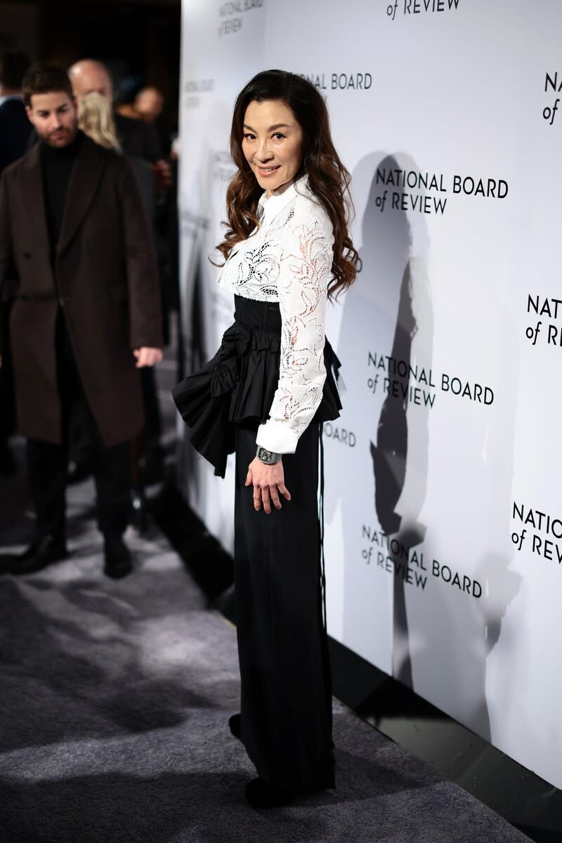 楊紫瓊出席2023年1月8日在紐約舉行的國家審查委員會（National Board Of Review）頒獎晚會。