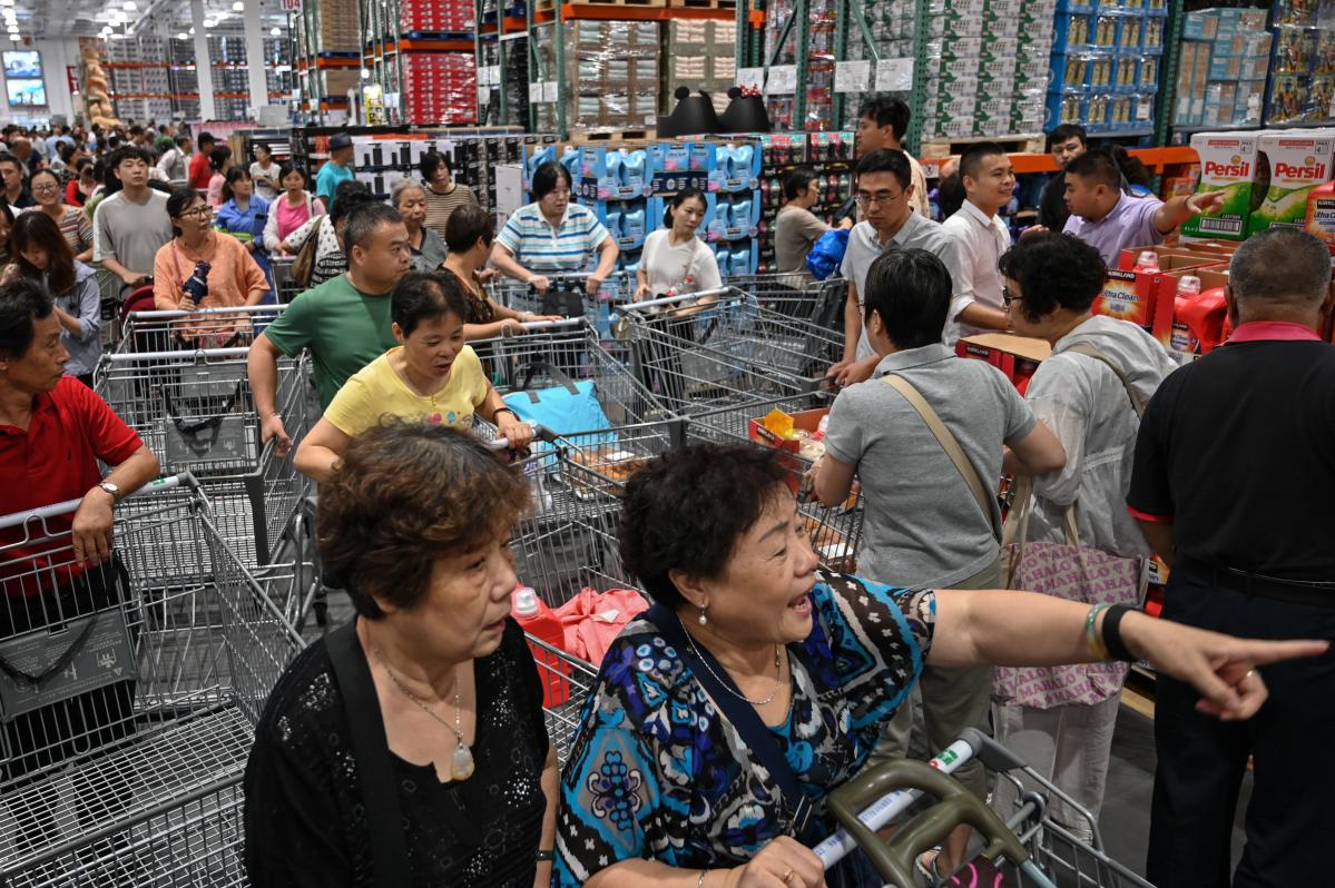 Включи видео китайцы. Китай потребитель. Costco crowd. Главный покупатель китайских товаров ssha. Видео китаец обозревает товар.