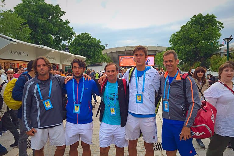 Merbilhaa, Genaro Olivieri, Martín Errecalde, Tomy y Daniel Orsanic, en Roland Garros 2016. Tiempos de junior