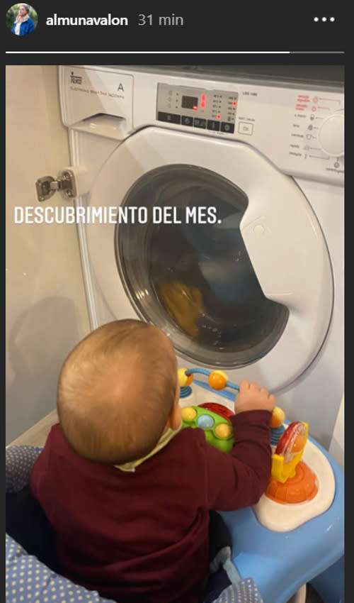 Manuel se entretiene con la lavadora