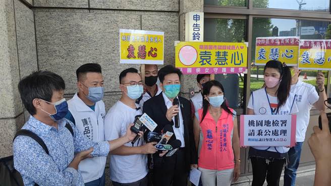 針對八德國民運動中心天花板塌落，桃園市長參選人鄭寶清今天到桃園地檢署告發桃園市長鄭文燦瀆職、背信、圖利。（賴佑維攝）