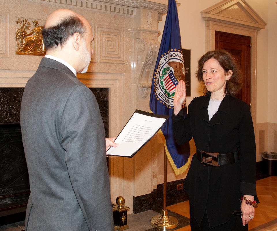 Sarah Bloom Raskin est assermentée en tant que gouverneur de la Réserve fédérale par le président de la Réserve fédérale américaine Ben Bernanke (L) dans la salle du conseil de l'Eccles Building à Washington le 4 octobre 2010. Raskin et Janet Yellen ont prêté serment en tant que gouverneurs de la Réserve fédérale le lundi après avoir été confirmé par le Sénat la semaine dernière.  REUTERS/Britt Leckman/US Federal Reserve/Handout (ETATS-UNIS - Tags: POLITIQUE DES AFFAIRES) CETTE IMAGE A ÉTÉ FOURNIE PAR UN TIERS.  IL EST DISTRIBUÉ, EXACTEMENT COMME REÇU PAR REUTERS, EN TANT QUE SERVICE AUX CLIENTS.  POUR USAGE ÉDITORIAL UNIQUEMENT.  PAS A VENDRE POUR DES CAMPAGNES MARKETING OU PUBLICITAIRES