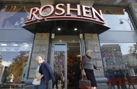 Women walk out of a Roshen Confectionery Corporation store in Kiev, September 12, 2014. REUTERS/Valentyn Ogirenko