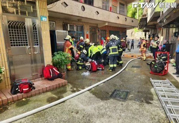 瑞芳區東和路16巷一處民宅上午發生火警，一名男子被發現時已經失去呼吸心跳，送醫搶救後仍不治身亡。
