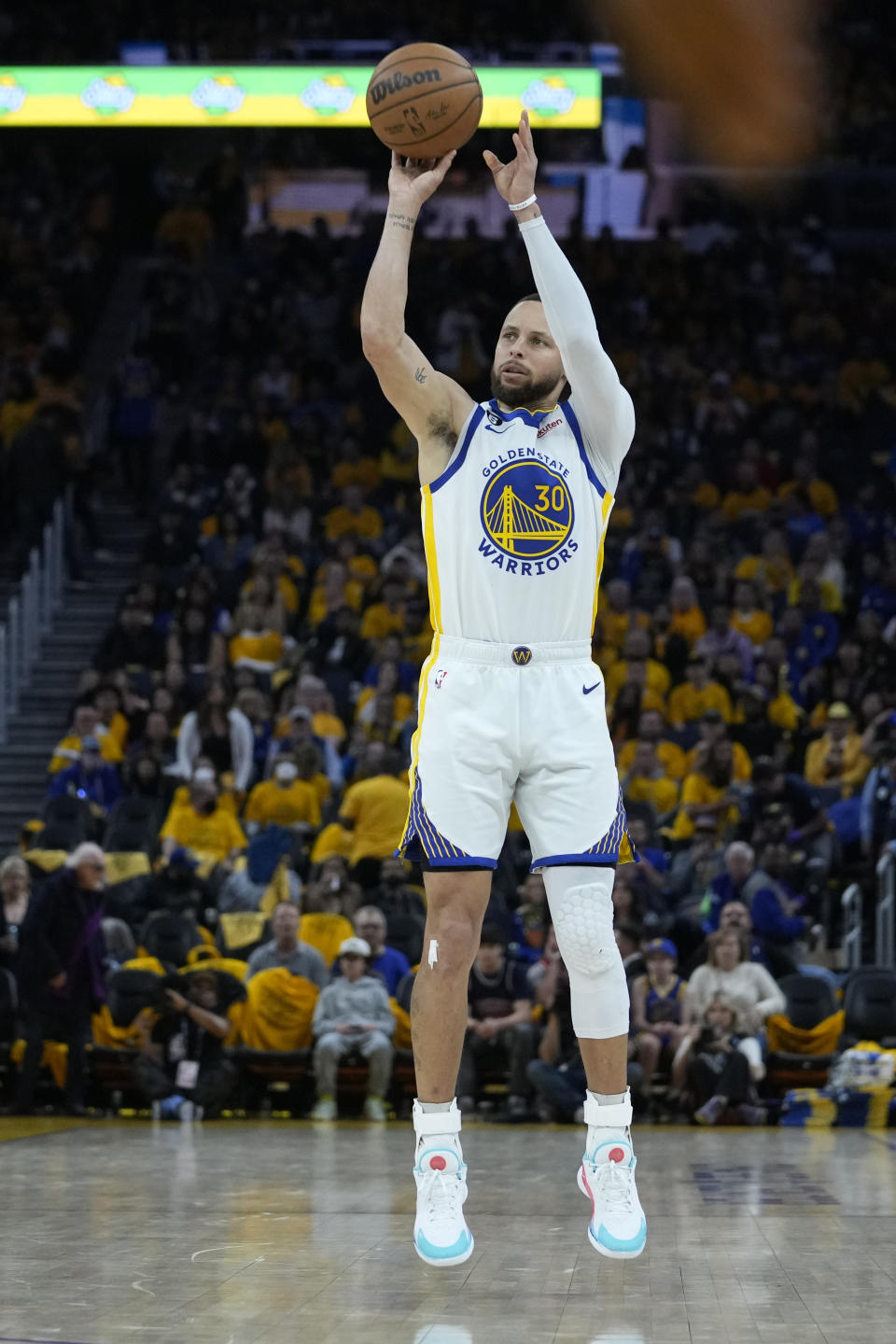 Golden State Warriors guard Stephen Curry shoots during the second half of Game 2 of an NBA basketball Western Conference semifinal game against the Los Angeles Lakers, Thursday, May 4, 2023, in San Francisco. (AP Photo/Godofredo A. Vásquez)