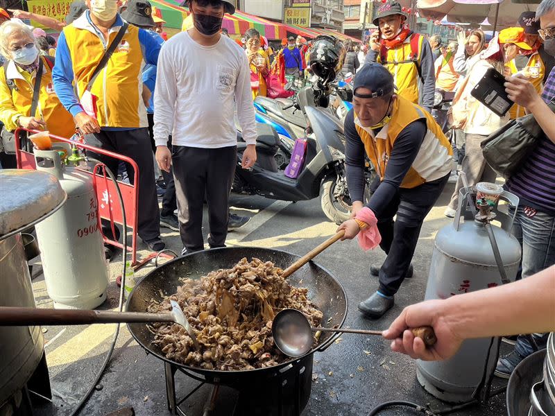 大廚忙著翻炒三杯雞。（圖／記者李依璇攝影）