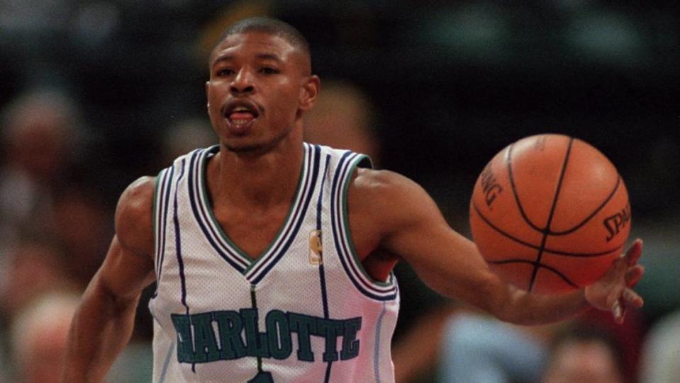 10/31/97 1B: FOR PUBLISHED CUTLINE / CAPTION, SEE VUTEXT SAVE. **UNPUBLISHED NOTES : ** 10/22/97: Charlotte Hornets Mugsy Bogues. (Patrick Schneider/Staff Photo)