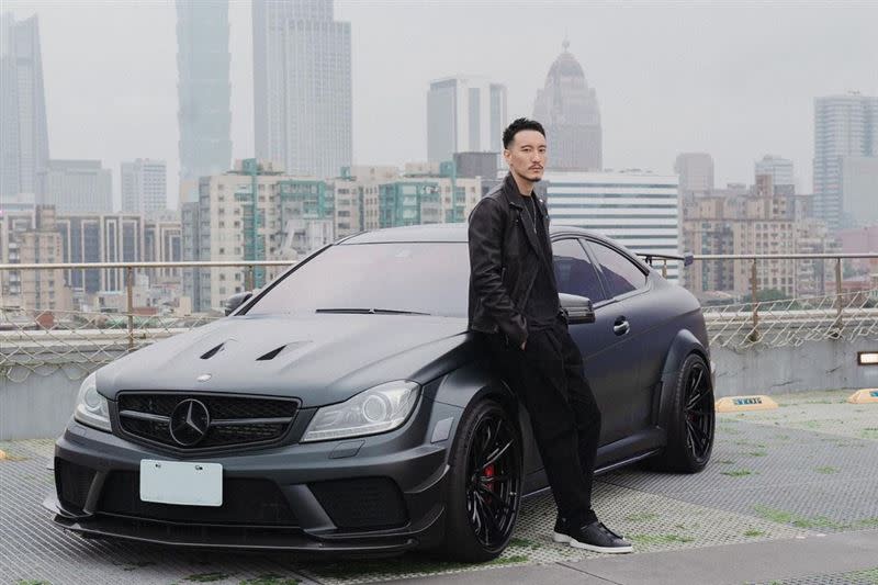 蔡詩芸的座駕為全球限量800輛的賓士C63 AMG Black Series。（圖／翻攝自王陽明IG）