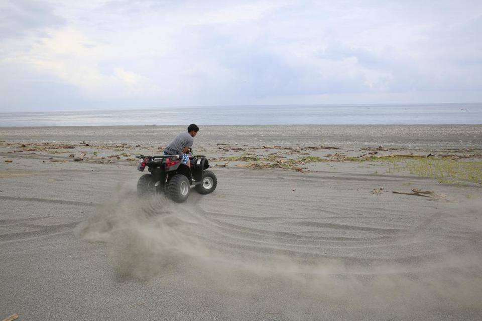 開闊的無人沙灘，可盡情騎車飆沙。