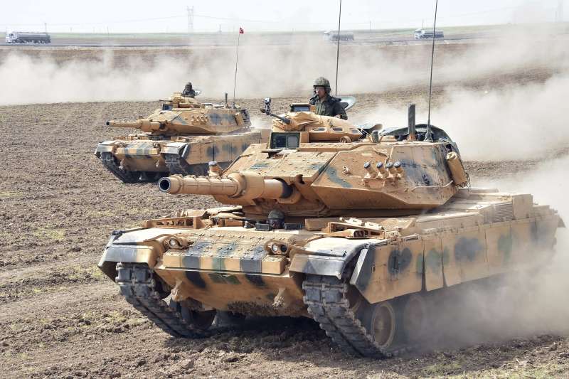 土耳其國會23日通過法案，威脅要對鄰國伊拉克尋求獨立的庫德族動武土耳其國會23日通過法案，威脅要對鄰國伊拉克尋求獨立的庫德族動武，這是土伊邊界地區的土耳其戰車部隊（AP）（AP）