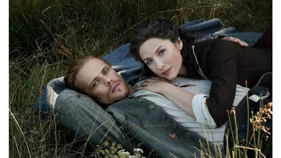 outlander jamie claire in grass