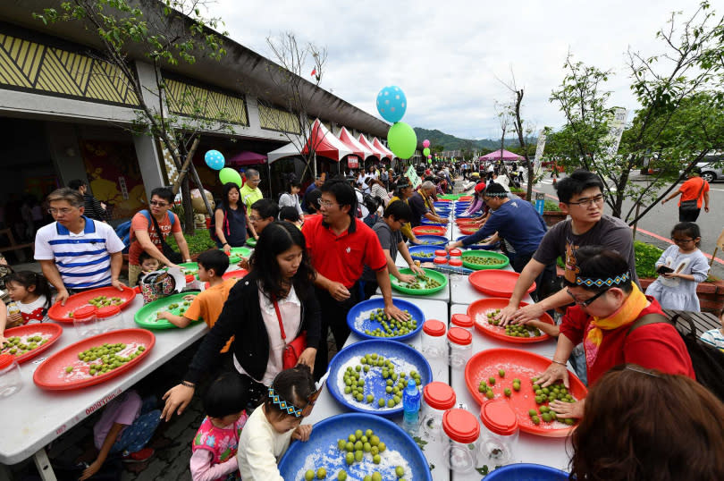 南投服務區日前舉辦梅子節，吸引500人現場製脆梅DIY，此場景為國內國道服務區首見。（圖／報系資料照）