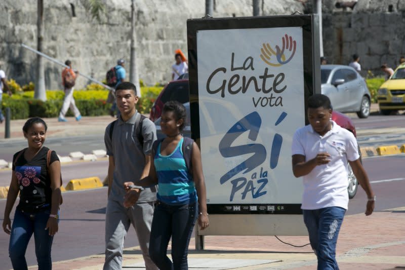 哥倫比亞2日將針對停火協議舉行公投，街頭隨處可見呼籲投下「贊成票」的看板。（美聯社）